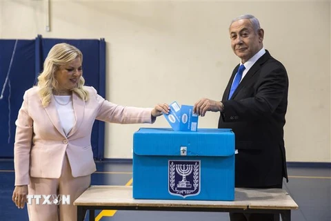 Thủ tướng Israel Benjamin Netanyahu (phải) bỏ phiếu tại điểm bầu cử ở Jerusalem ngày 17/9/2019. (Ảnh: AFP/TTXVN)