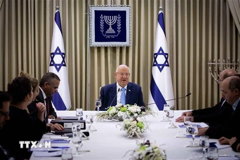 Tổng thống Israel Reuven Rivlin (giữa) trong cuộc họp tham vấn với các thành viên đảng Xanh-Trắng tại Jerusalem ngày 22/9/2019. (Ảnh: THX/TTXVN)