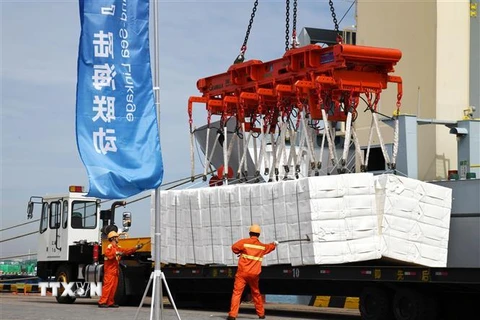 Bốc dỡ hàng hóa tại cảng Thanh Đảo, tỉnh Sơn đông, Trung Quốc. (Ảnh: THX/TTXVN)