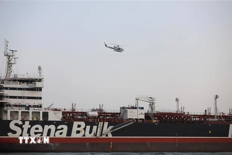 Tàu chở dầu Stena Impero treo cờ Anh ở gần Eo biển Hormuz, Iran ngày 21/7/2019. (Ảnh: THX/TTXVN)