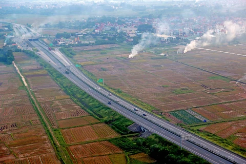 Đường cao tốc Nội Bài-Lào Cai, rút ngắn thời gian từ Thủ đô Hà Nội tới tỉnh Lào Cai từ 8h đồng hồ xuống còn hơn 3 giờ. (Ảnh: Huy Hùng/TTXVN)