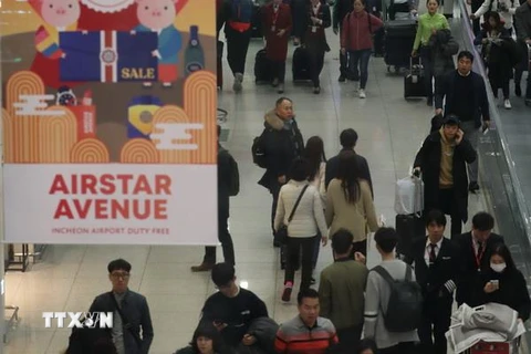 Hành khách tại sân bay Incheon, phía tây Seoul, Hàn Quốc, ngày 31/1/2019. (Ảnh: Yonhap/ TTXVN)