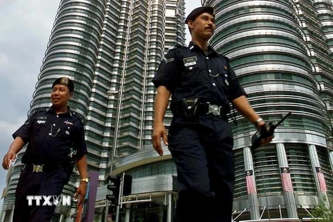 Cảnh sát tuần tra tại khu vực gần tòa tháp đôi Petronas tại Kuala Lumpur, Malaysia. (Ảnh: AFP/ TTXVN)