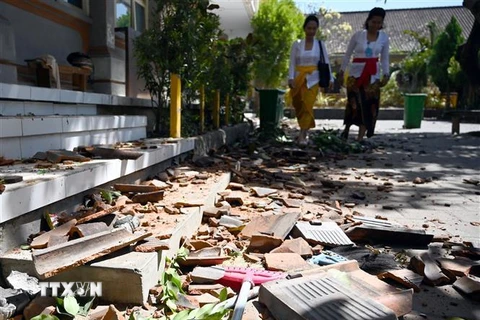 Mái nhà của một trường học bị hư hại sau trận động đất ở Jimbaran, trên đảo Bali, Indonesia, ngày 16/7. (Ảnh: AFP/TTXVN)