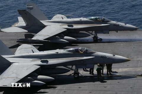 Máy bay chiến đấu của hải quân Mỹ chuẩn bị cất cánh từ tàu sân bay USS Kitty Hawk ở phía Bắc vùng Vịnh tháng 4/2003. (Ảnh: AFP/TTXVN)
