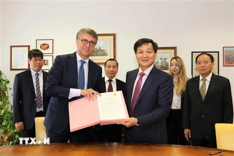 Tổng Thanh tra Chính phủ Lê Minh Khái và Chủ tịch Anac, ông Raffaele Cantone ký Bản ghi nhớ hợp tác song phương. (Ảnh: Hải Linh/TTXVN)