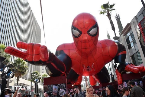 Hình nộm khổng lồ Spider-Man được trưng bày ở Hollywood, Mỹ. (Ảnh: AFP/TTXVN)