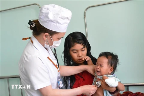 Bệnh nhân sởi điều trị tại Bệnh viện Đa khoa huyện Cư M’gar (Đắk Lắk). (Ảnh: Tuấn Anh/TTXVN)