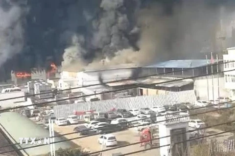 Một vụ cháy nhà máy của Công ty nông nghiệp thành phố Thương Khâu, tỉnh Hà Nam, Trung Quốc ngày 17/12/2018. (Ảnh: CGTN/ TTXVN)