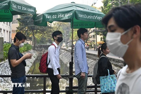 Người dân Thái Lan đeo khẩu trang do khói mù bao phủ ở thủ đô Bangkok. (Ảnh: AFP/TTXVN)
