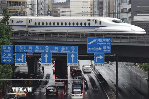 Tàu cao tốc Shinkansen di chuyển tại thủ đô Tokyo, Nhật Bản. (Ảnh: AFP/ TTXVN)
