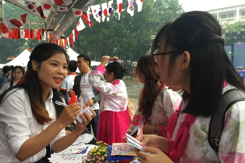 Sinh viên Hà Nội tìm hiểu cơ hội học tập tại Hàn Quốc. (Ảnh: Kim Anh/TTXVN)