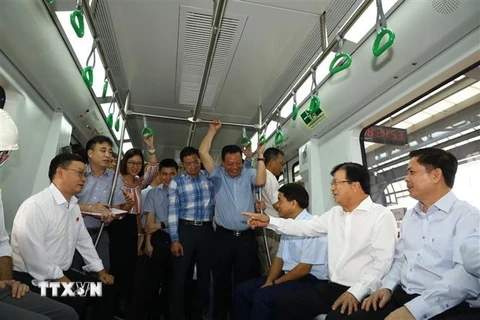Đoàn công tác đi thử tàu trên tuyến đường sắt đô thị Cát Linh-Hà Đông. (Ảnh: Huy Hùng/TTXVN)