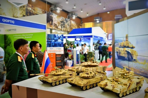 Mô hình thiết bị, vũ khí, khí tài trưng bày tại triển lãm. (Ảnh: Dương Giang/TTXVN)