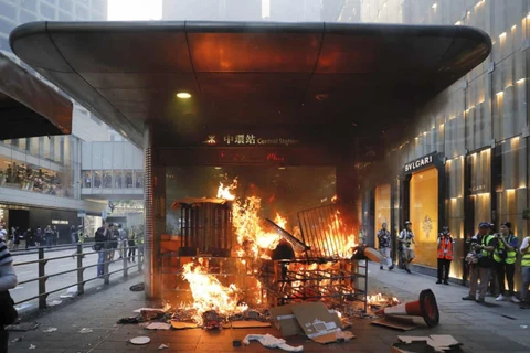 Người biểu tình đốt phá lối vào một ga điện ngầm ở Hong Kong tháng 10/2019 (Nguồn: AP)