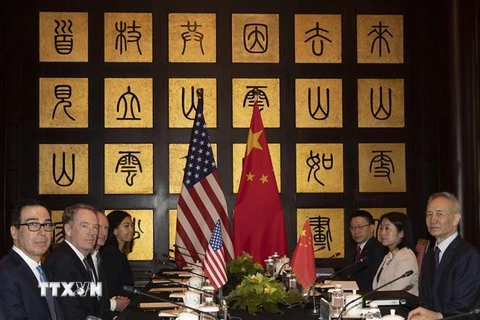 Bộ trưởng Tài chính Mỹ Steven Mnuchin (trái), Đại diện thương mại Mỹ Robert Lighthizer (thứ 2, trái) và Phó Thủ tướng Trung Quốc Lưu Hạc (phải) tại vòng đàm phán thương mại ở Thượng Hải, Trung Quốc, ngày 31/7/2019. (Ảnh: AFP/ TTXVN)