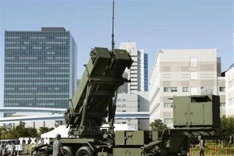 Lực lượng phòng vệ trên không Nhật Bản (ASDF) lắp đặt hệ thống PAC-3 tại cuộc tập trận đánh chặn tên lửa ở quận Ariake, Tokyo ngày 9/10/2019. (Ảnh: Kyodo/TTXVN)