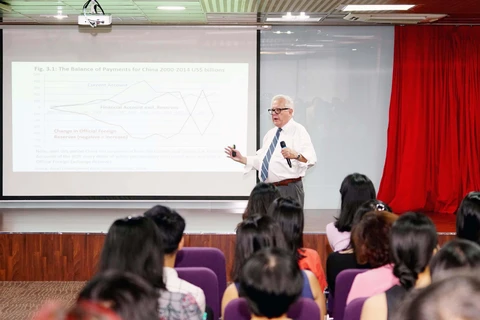 Buổi thuyết giảng với chủ đề “What’s behind US and Global trade imbalances” (Điều gì phía sau Mỹ và sự mất cân bằng thương mại toàn cầu) do giáo sư, tiến sỹ James Riedel tổ chứcdành cho sinh viên, học viên MBA và giảng viên HSU. (Nguồn: Vietnam+)