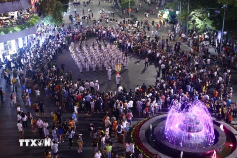 Đoàn nghi lễ Công an Nhân dân diễu hành, biểu diễn tại phố đi bộ hồ Hoàn Kiếm. (Ảnh: Minh Quyết/TTXVN)