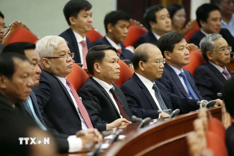 Các đồng chí Ủy viên Trung ương Đảng dự phiên bế mạc hội nghị. (Ảnh: Phương Hoa/TTXVN)