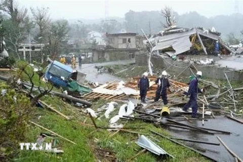 Nhiều ngôi nhà bị hư hại do ảnh hưởng của bão Hagibis tại Ichihara, gần Tokyo, ngày 12/10. (Ảnh: Kyodo/TTXVN)