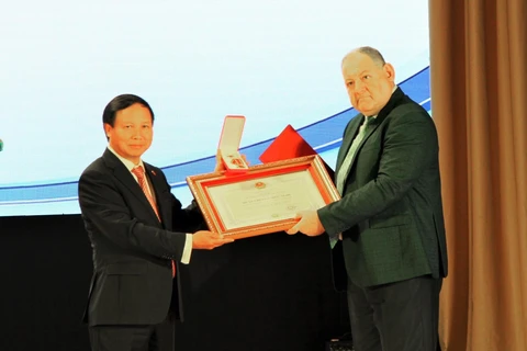 Đại sứ Ngô Đức Mạnh trao Huân chương Hữu nghị cho Hiệu trưởng Đại học tổng hợp Quốc gia Pyatigorsk, ông Alexander Gorbunov. (Ảnh: Duy Trinh/TTXVN)