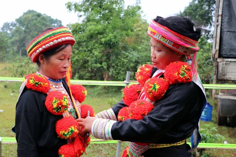 Trang phục truyền thống của người Dao đỏ. (Ảnh: Quang Đán/TTXVN)