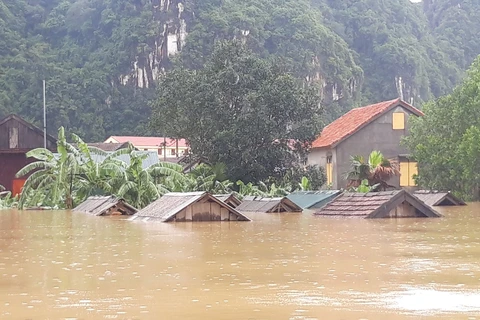 Nhà dân ngập trong vùng rốn lũ tại Tân Hóa, huyện Minh Hóa, Quảng Bình. (Ảnh: Đức Thọ/TTXVN)