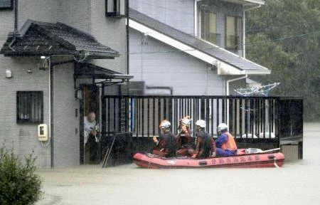 Nhân viên cứu hộ sơ tán người dân trước khi siêu bão Hagibis đổ bộ tại Ise, tỉnh Mie, Nhật Bản, ngày 12/10. (Nguồn: Kyodo/TTXVN)