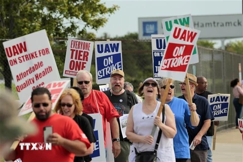 Công nhân tập đoàn chế tạo ôtô General Motors tham gia cuộc đình công tại Detroit, Michigan, Mỹ, ngày 22/9. (Ảnh: AFP/TTXVN)