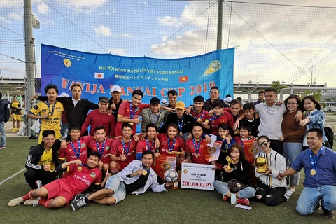 Đội bóng FC Kazoku vô địch FAVIJA KANSAI CUP 2019. (Ảnh: Thành Hữu/Vietnam+) 