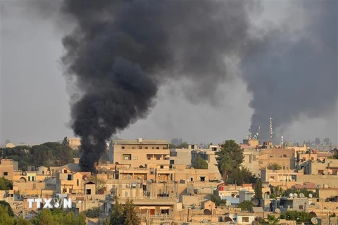 Khói bốc lên tại thành phố Ras al-Ain, miền Bắc Syria sau các cuộc tấn công của quân đội Thổ Nhĩ Kỳ nhằm vào lực lượng người Kurd ngày 9/10/2019. (Ảnh: AFP/TTXVN)