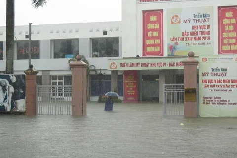 Thành phố Vinh ngập sâu trong nước. (Ảnh: Nguyễn Văn Nhật/TTXVN)