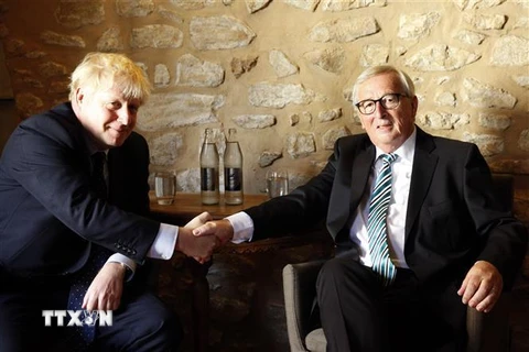 Chủ tịch Ủy ban châu Âu Jean-Claude Juncker (phải) và Thủ tướng Anh Boris Johnson tại cuộc gặp ở Luxembourg ngày 16/9/2019. (Ảnh: AFP/TTXVN)