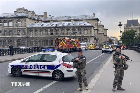 Cảnh sát gác gần hiện trường vụ tấn công cảnh sát bằng dao ở Paris, Pháp ngày 3/10/2019. (Ảnh: THX/TTXVN)