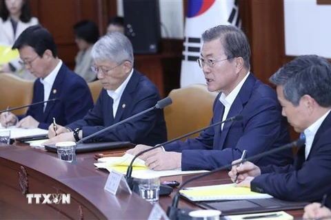 Tổng thống Hàn Quốc Moon Jae-in (thứ 2 phải) tại cuộc họp ở Seoul, ngày 17/10. (Ảnh: YONHAP/TTXVN)