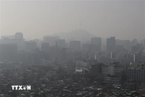 Bụi mịn bao phủ dày đặc tại Seoul, Hàn Quốc, ngày 22/4/2019. (Ảnh: Yonhap/ TTXVN)