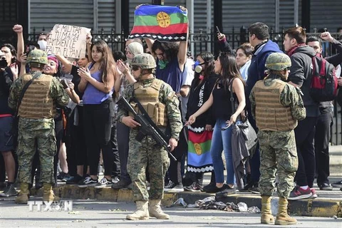 Binh sĩ được triển khai để giải tán người biểu tình ở thủ đô Santiago, Chile ngày 19/10/2019. (Ảnh: AFP/TTXVN)