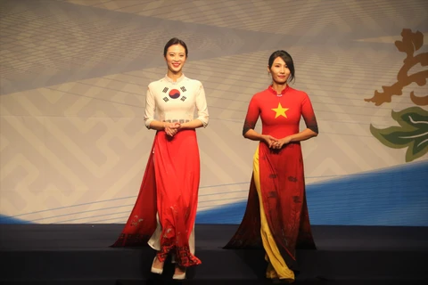 Trình diễn áo dài Việt trong chương trình trình diễn thời trang Tự hào Áo dài Việt. (Ảnh: Đình Phương/TTXVN)