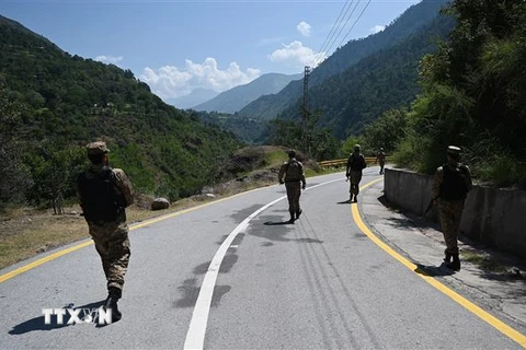 Binh sỹ Pakistan tuần tra tại Chakothi, gần khu vực Ranh giới kiểm soát (LOC) giữa Pakistan và Ấn Độ ngày 29/8/2019. (Ảnh: AFP/ TTXVN)