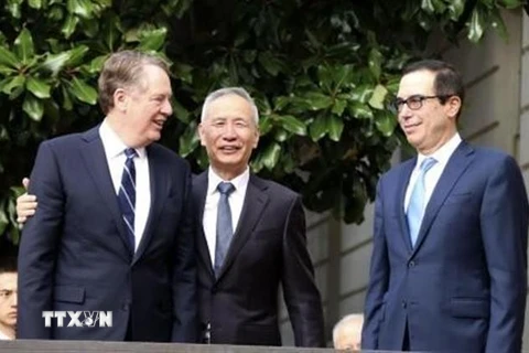 Đại diện Thương mại Mỹ Robert Lighthizer, Phó Thủ tướng Trung Quốc Lưu Hạc và Bộ trưởng Tài chính Mỹ Steven Mnuchin trước vòng đàm phán thương mại ở Washington, DC ngày 10/10/2019. (Ảnh: Kyodo/TTXVN)