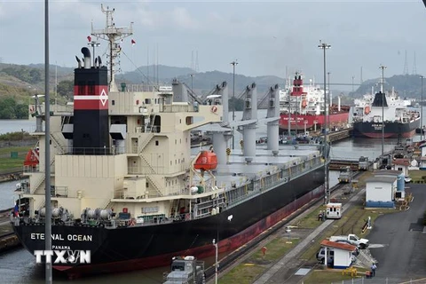 Tàu chở hàng lưu thông qua kênh đào Panama. (Ảnh: AFP/TTXVN)