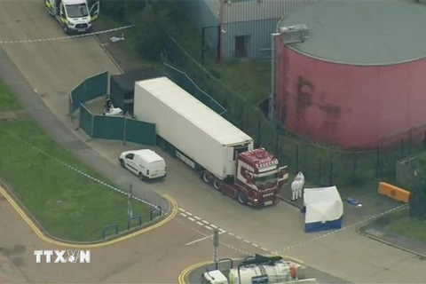 Cảnh sát phong tỏa chiếc xe container chở hàng chứa 39 thi thể ở hạt Essex, miền Đông Anh ngày 23/10/2019. (Ảnh: AP/TTXVN)