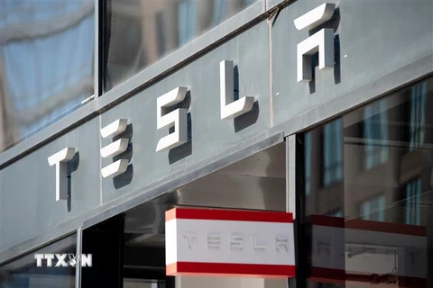 Biểu tượng Tesla tại cửa hàng ở Washington, DC, Mỹ. (Ảnh: AFP/ TTXVN)