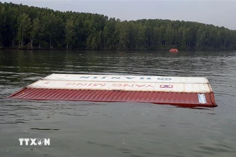 Container bị rơi xuống sông Lòng Tàu. (Ảnh: TTXVN phát)