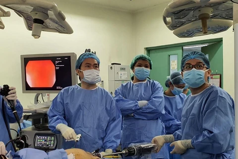 Bác sỹ Bệnh viện Bình Dân Thành phố Hồ Chí Minh thực hiện phẫu thuật bằng robot tại Bệnh viện Philippine General Hospital (Philippines). (Ảnh: TTXVN phá)