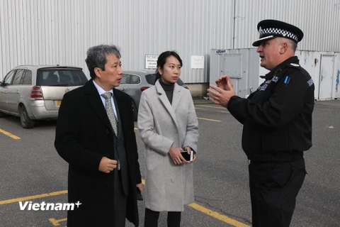 Đại sứ Trần Ngọc An và Phó Đại sứ Nguyễn Thị Lan Anh làm việc với cảnh sát hạt Essex ngày 26/10. (Ảnh: Đình Thư/Vietnam+)