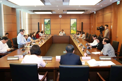 Đoàn đại biểu các tỉnh Bắc Ninh, Hưng Yên, Đắk Nông và tỉnh Bến Tre thảo luận ở tổ. (Ảnh: Doãn Tấn/TTXVN)