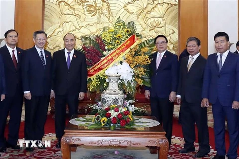 Thủ tướng Nguyễn Xuân Phúc tặng hoa chúc mừng Ban Đối ngoại Trung ương. (Ảnh: Thống Nhất/TTXVN)