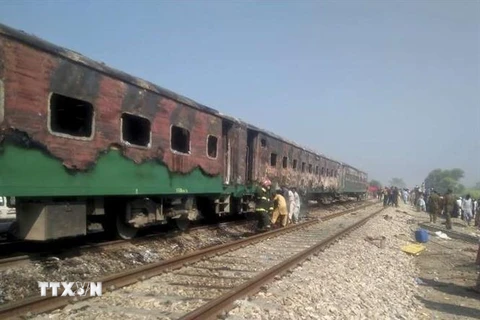 Ba toa tàu bị thiêu rụi sau vụ cháy tàu hỏa tại tỉnh Punjab, miền Nam Pakistan sáng 31/10/2019. (Ảnh: AP/TTXVN)